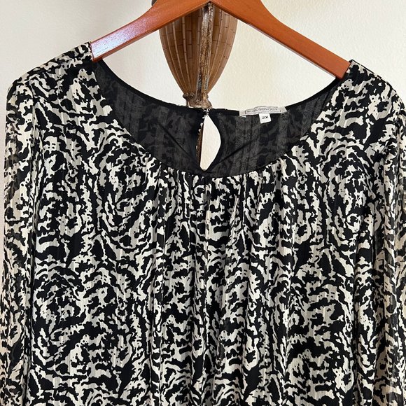 Blousology Women's Size 2X Abstract Long Sleeve Scoop-Neck Tie-Cuff Blouse - Picture 4 of 13